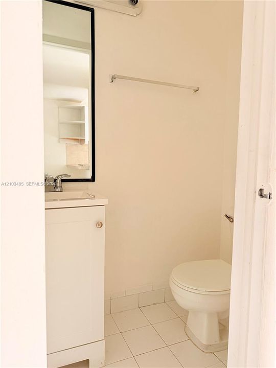 For Rent: $1,900 (2 beds, 1 baths, 826 Square Feet)