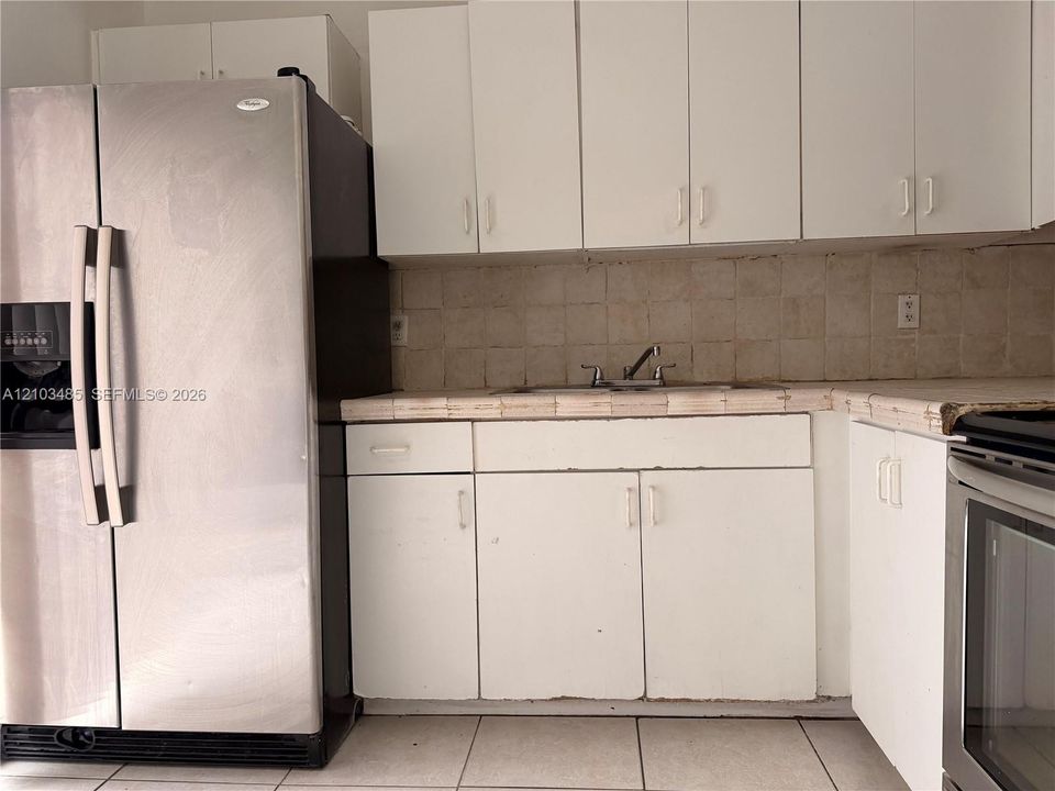 For Rent: $1,900 (2 beds, 1 baths, 826 Square Feet)