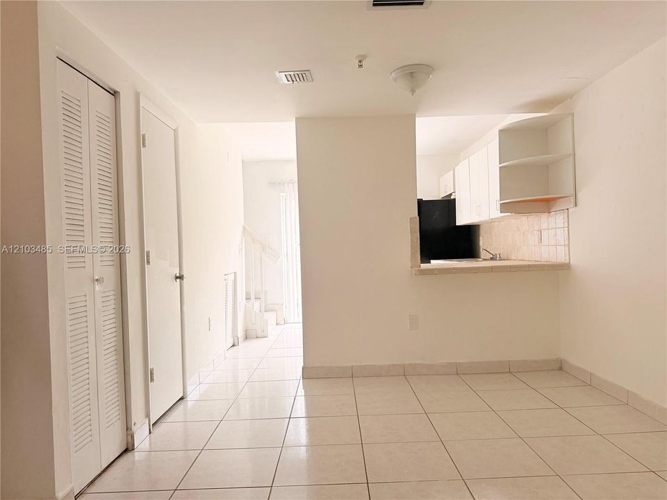 For Rent: $1,900 (2 beds, 1 baths, 826 Square Feet)