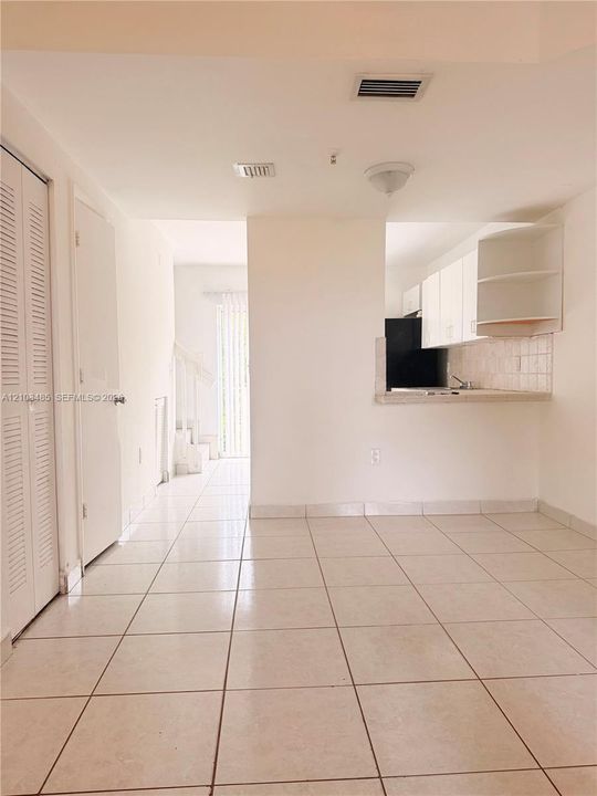 For Rent: $1,900 (2 beds, 1 baths, 826 Square Feet)