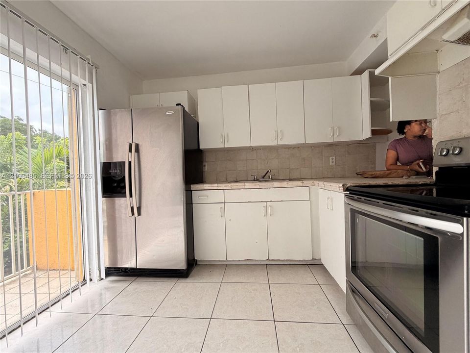 For Rent: $1,900 (2 beds, 1 baths, 826 Square Feet)