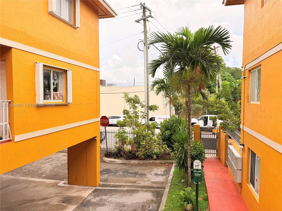 For Rent: $1,900 (2 beds, 1 baths, 826 Square Feet)