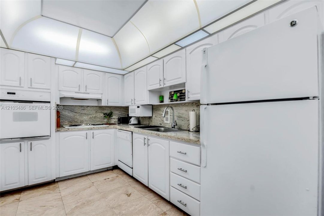 В аренду: $3,500 (1 спален, 1 ванн, 874 Квадратных фут)