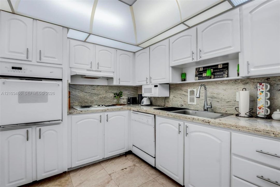 В аренду: $3,500 (1 спален, 1 ванн, 874 Квадратных фут)