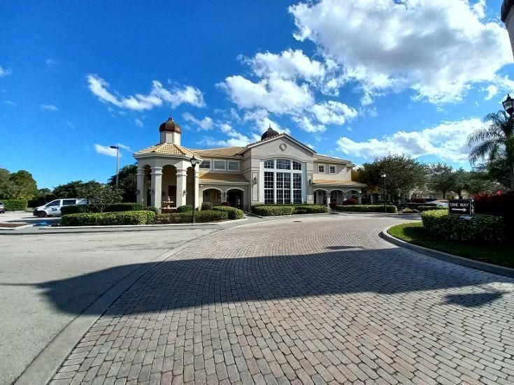 BELMONT-Clubhouse