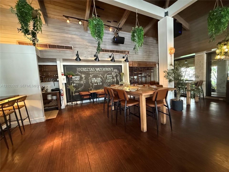 Onsite Indoor/Outdoor Dining
