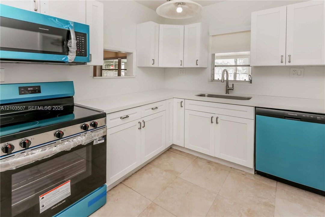 For Sale: $595,000 (3 beds, 2 baths, 1367 Square Feet)