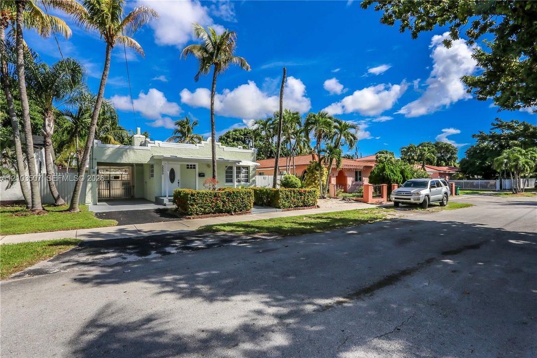For Sale: $595,000 (3 beds, 2 baths, 1367 Square Feet)