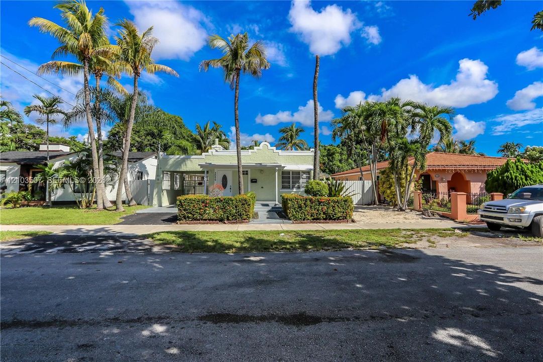 For Sale: $595,000 (3 beds, 2 baths, 1367 Square Feet)