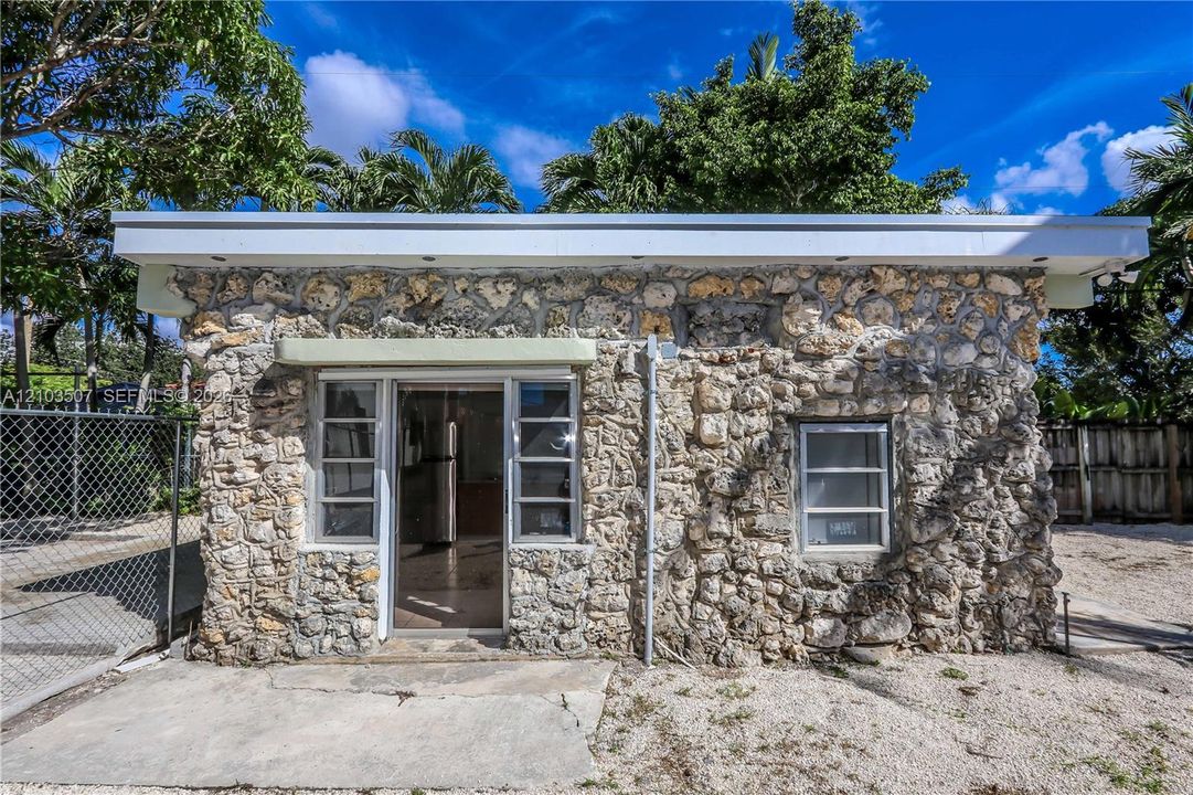 For Sale: $595,000 (3 beds, 2 baths, 1367 Square Feet)