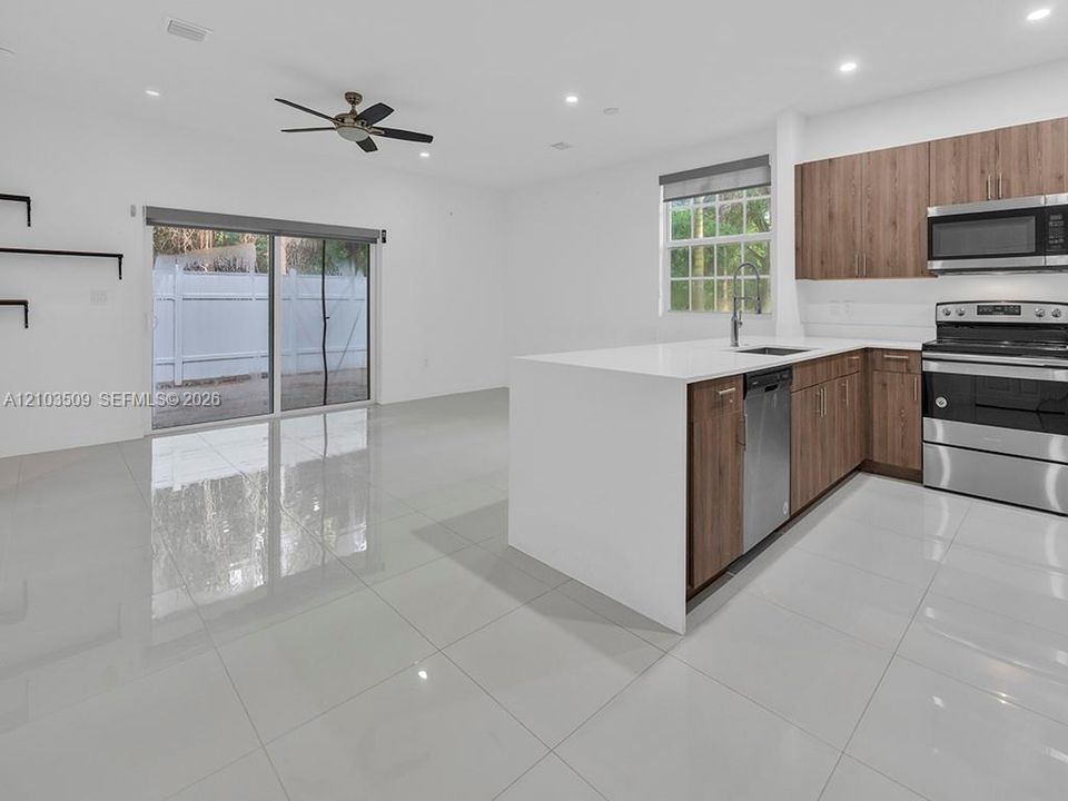 В аренду: $3,900 (3 спален, 2 ванн, 1391 Квадратных фут)