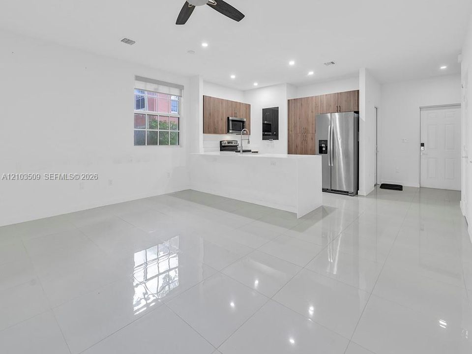 В аренду: $3,900 (3 спален, 2 ванн, 1391 Квадратных фут)