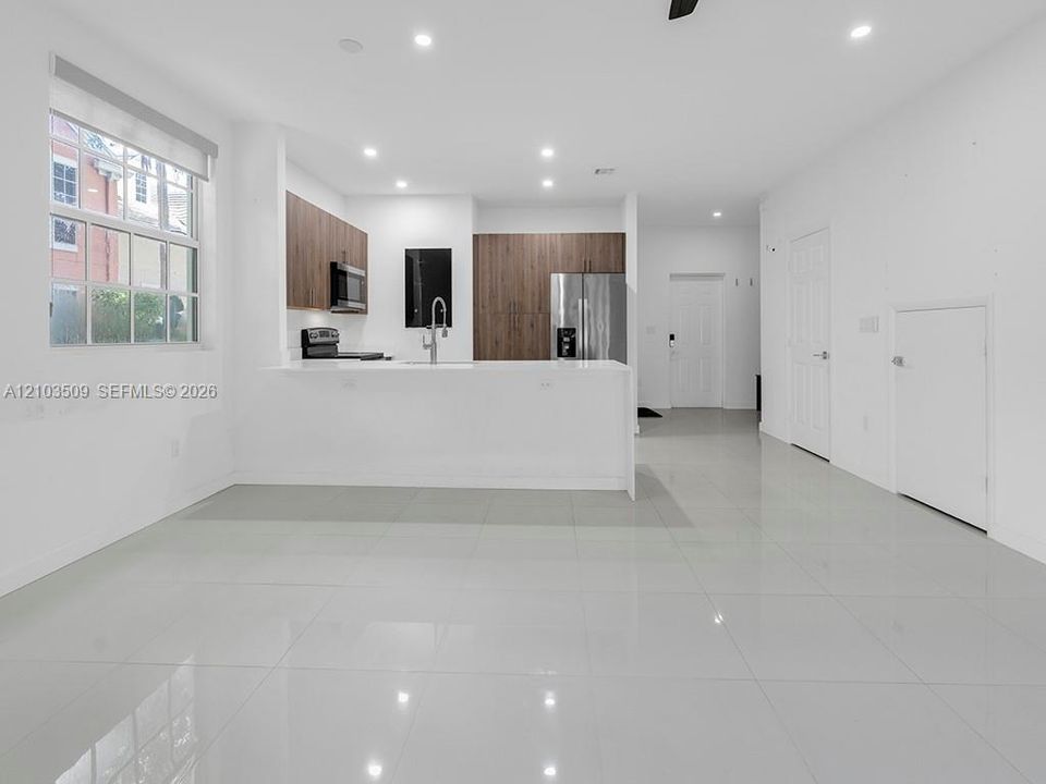 В аренду: $3,900 (3 спален, 2 ванн, 1391 Квадратных фут)