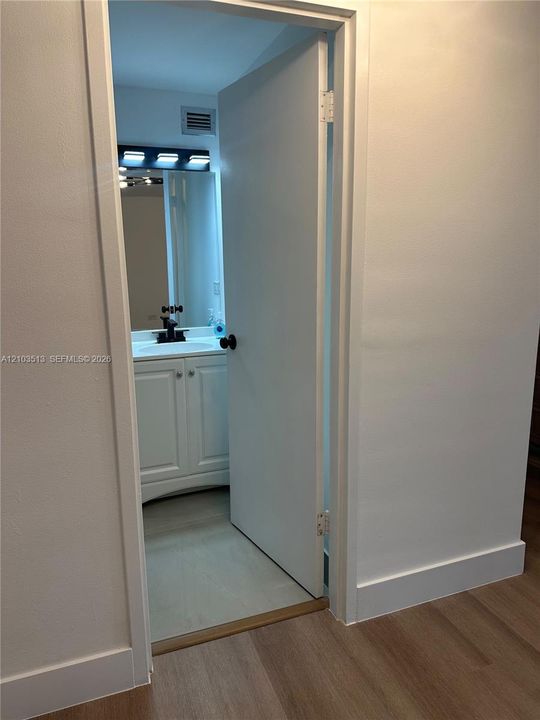 На продажу: $279,900 (0 спален, 1 ванн, 580 Квадратных фут)