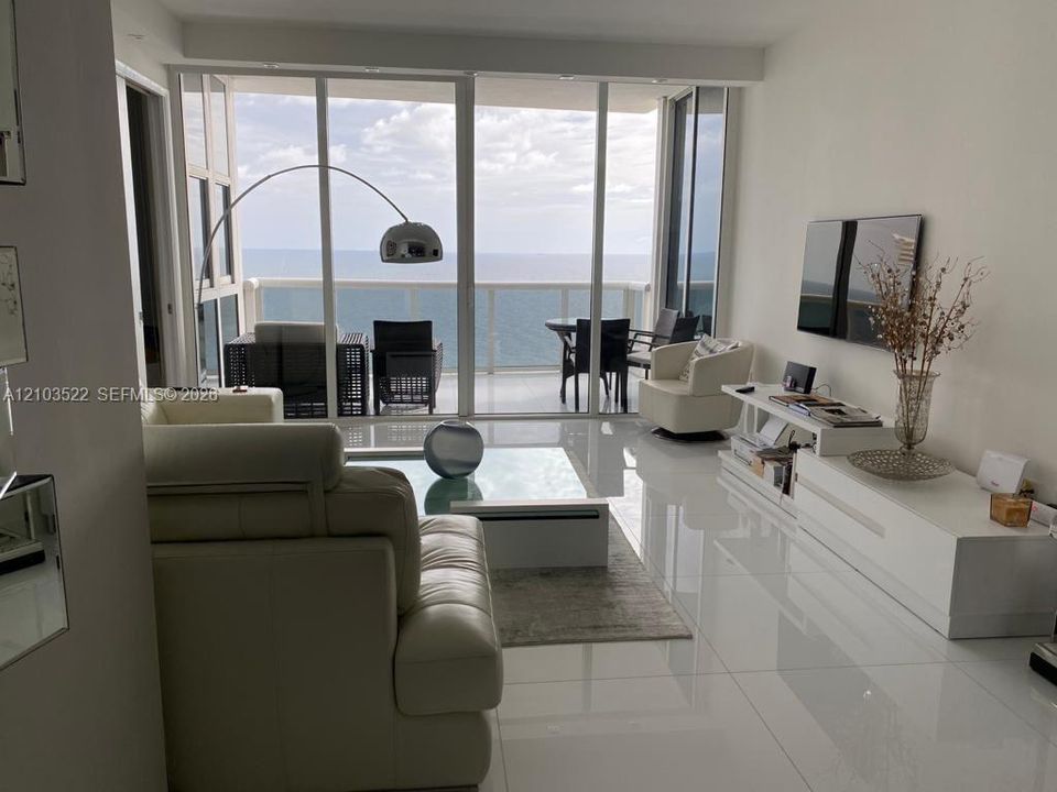 В аренду: $7,900 (2 спален, 2 ванн, 1614 Квадратных фут)