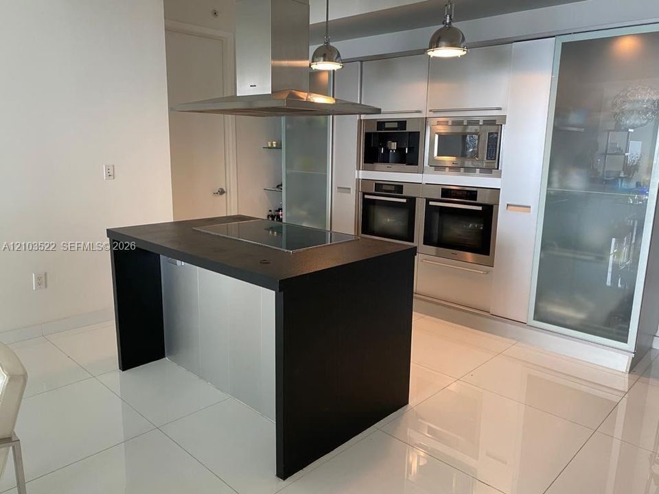 В аренду: $7,900 (2 спален, 2 ванн, 1614 Квадратных фут)