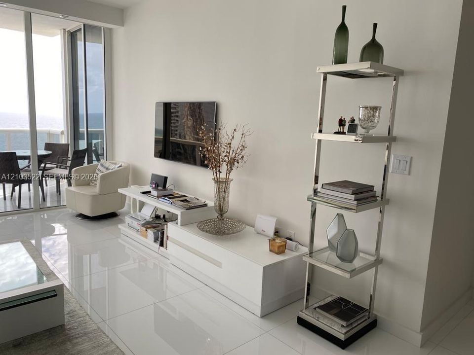 В аренду: $7,900 (2 спален, 2 ванн, 1614 Квадратных фут)