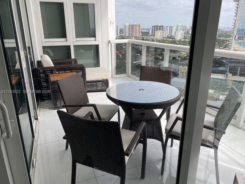 В аренду: $7,900 (2 спален, 2 ванн, 1614 Квадратных фут)