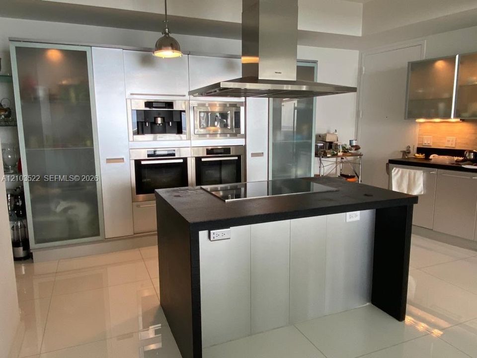 В аренду: $7,900 (2 спален, 2 ванн, 1614 Квадратных фут)