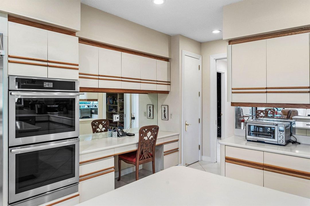 Kitchen with double eoven