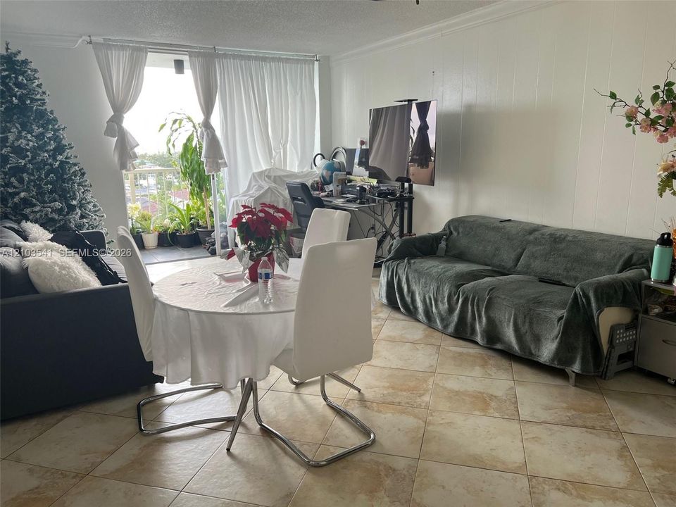 В аренду: $1,900 (1 спален, 1 ванн, 806 Квадратных фут)