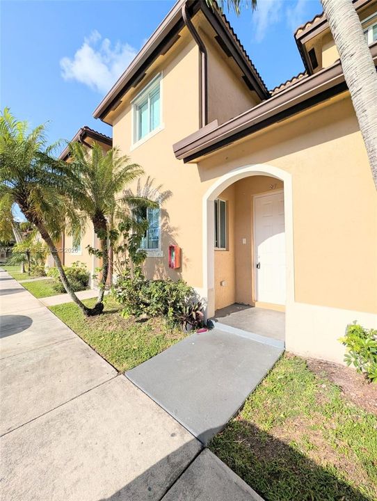 For Rent: $2,575 (4 beds, 2 baths, 1384 Square Feet)