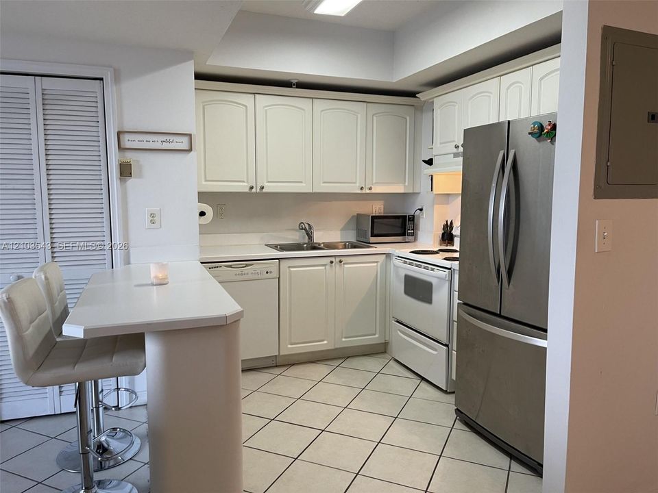 For Rent: $2,750 (2 beds, 2 baths, 828 Square Feet)