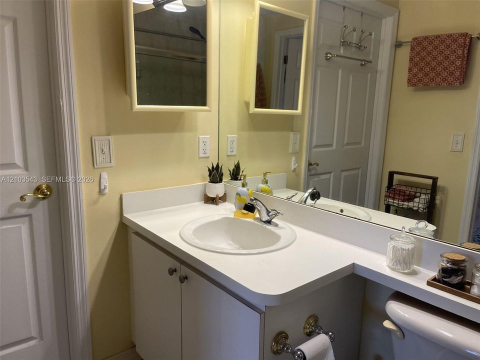 For Rent: $2,750 (2 beds, 2 baths, 828 Square Feet)