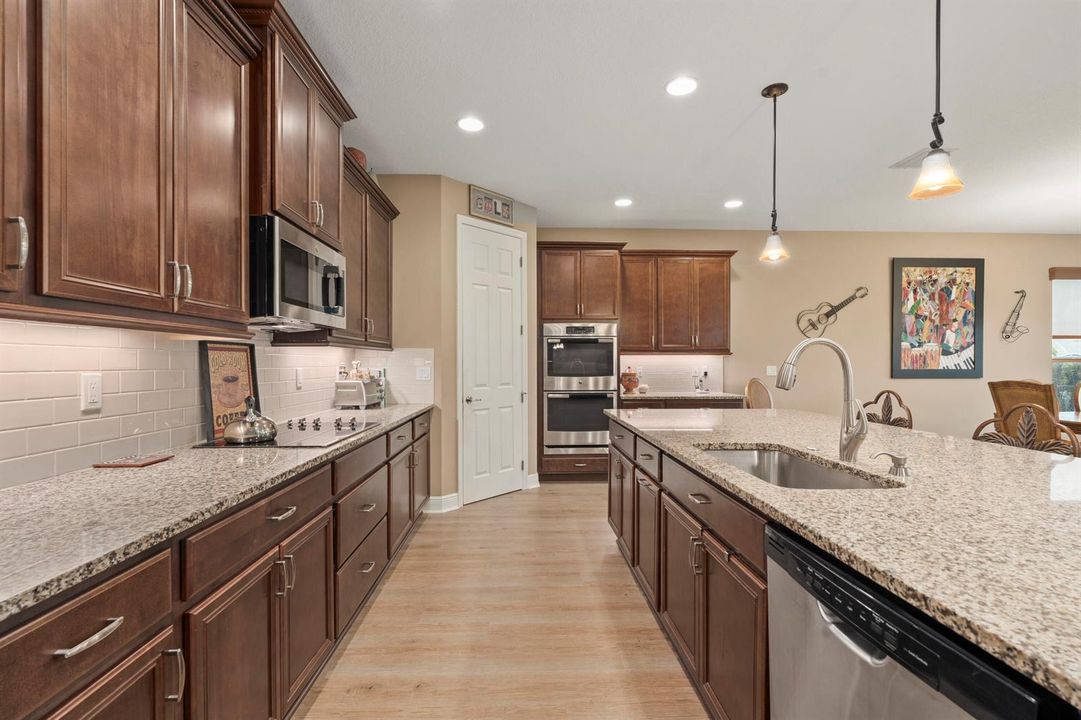 Gourmet Kitchen | Double Oven & Pantry!