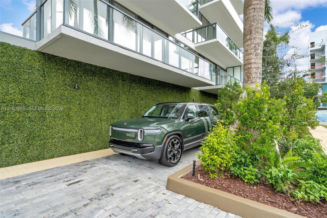 24/7 Valet & Transportation Entrance.