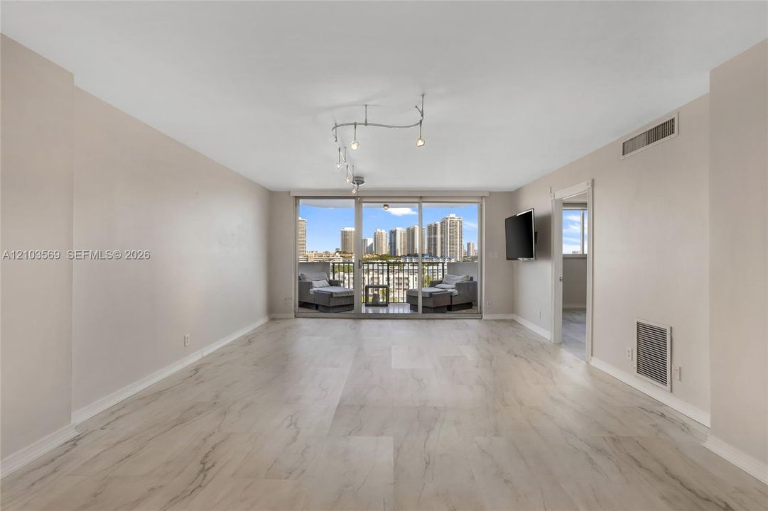 En Venta: $299,000 (2 camas, 2 baños, 1110 Pies cuadrados)