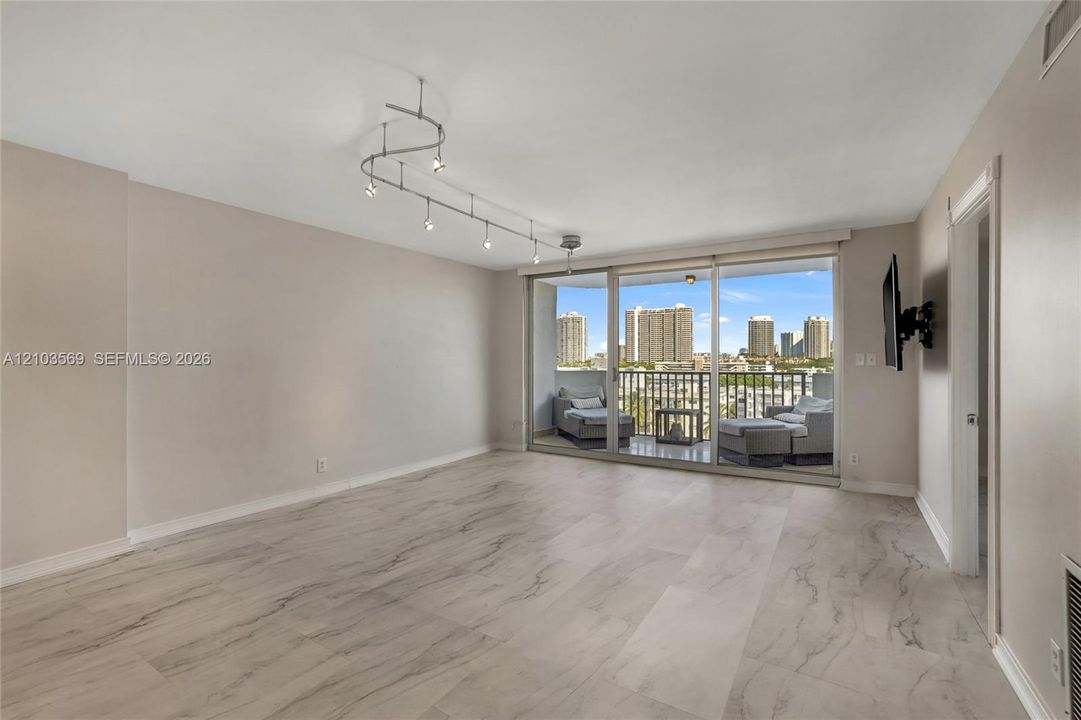 En Venta: $299,000 (2 camas, 2 baños, 1110 Pies cuadrados)
