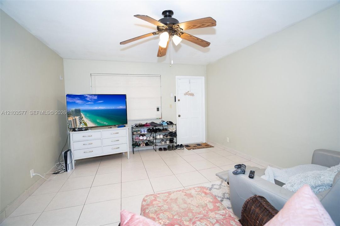 For Rent: $2,200 (2 beds, 1 baths, 3413 Square Feet)