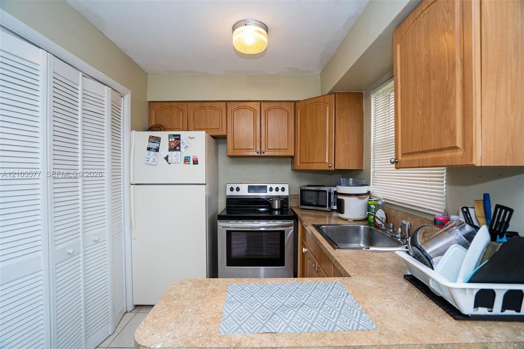 For Rent: $2,200 (2 beds, 1 baths, 3413 Square Feet)