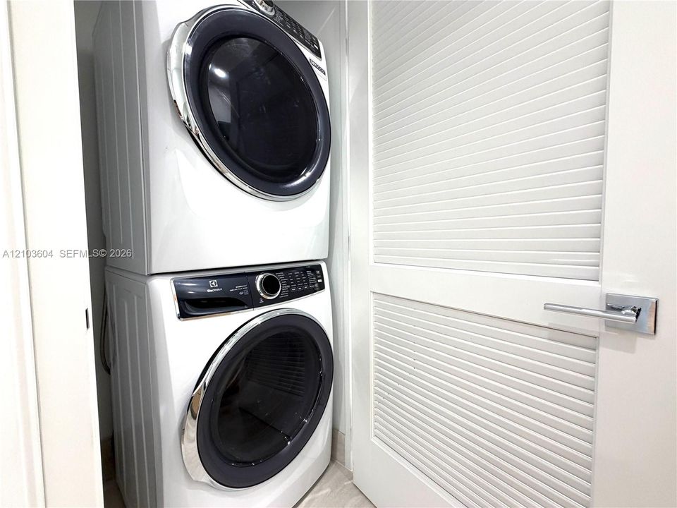 For Rent: $6,600 (1 beds, 2 baths, 1081 Square Feet)