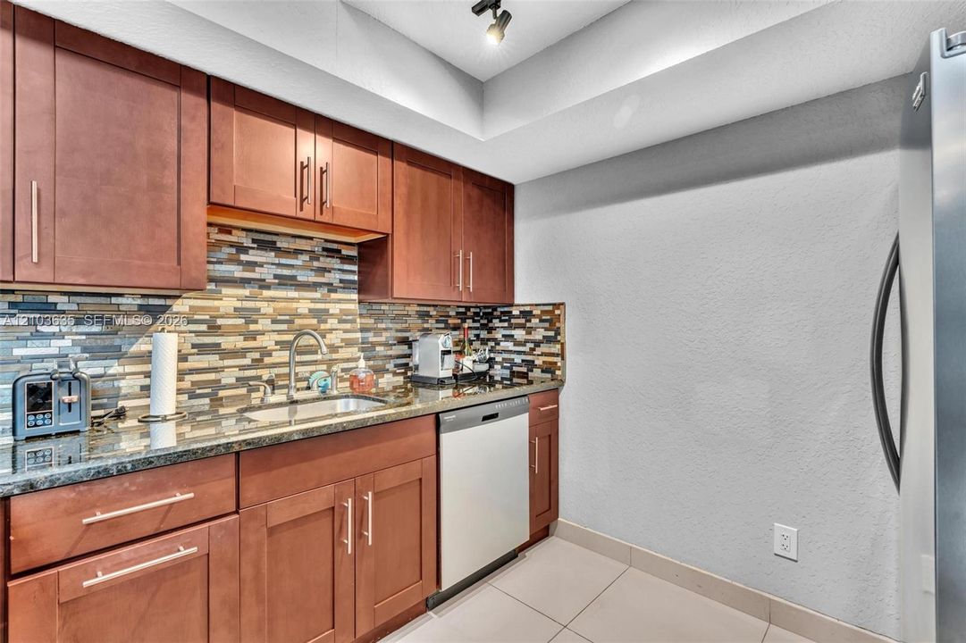 For Rent: $2,395 (2 beds, 2 baths, 1096 Square Feet)