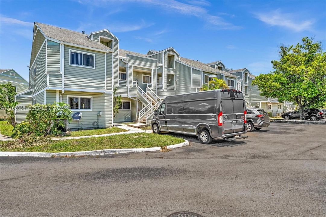 For Rent: $2,395 (2 beds, 2 baths, 1096 Square Feet)
