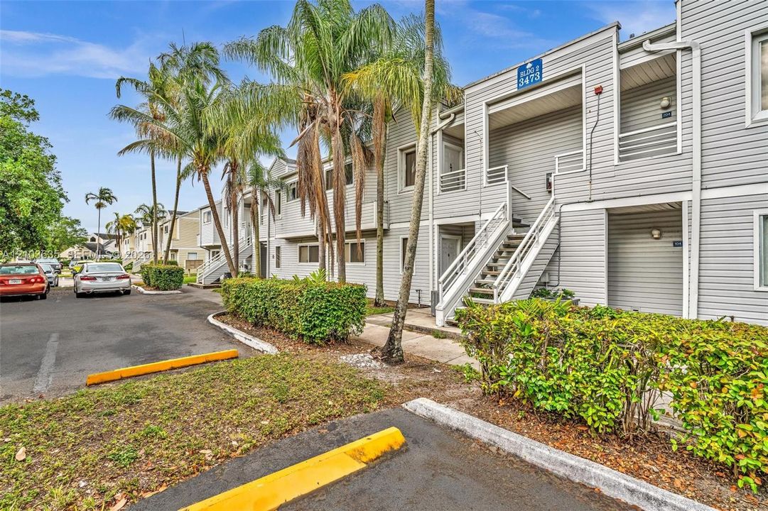 For Rent: $2,395 (2 beds, 2 baths, 1096 Square Feet)