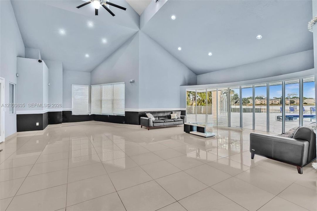 For Rent: $2,395 (2 beds, 2 baths, 1096 Square Feet)