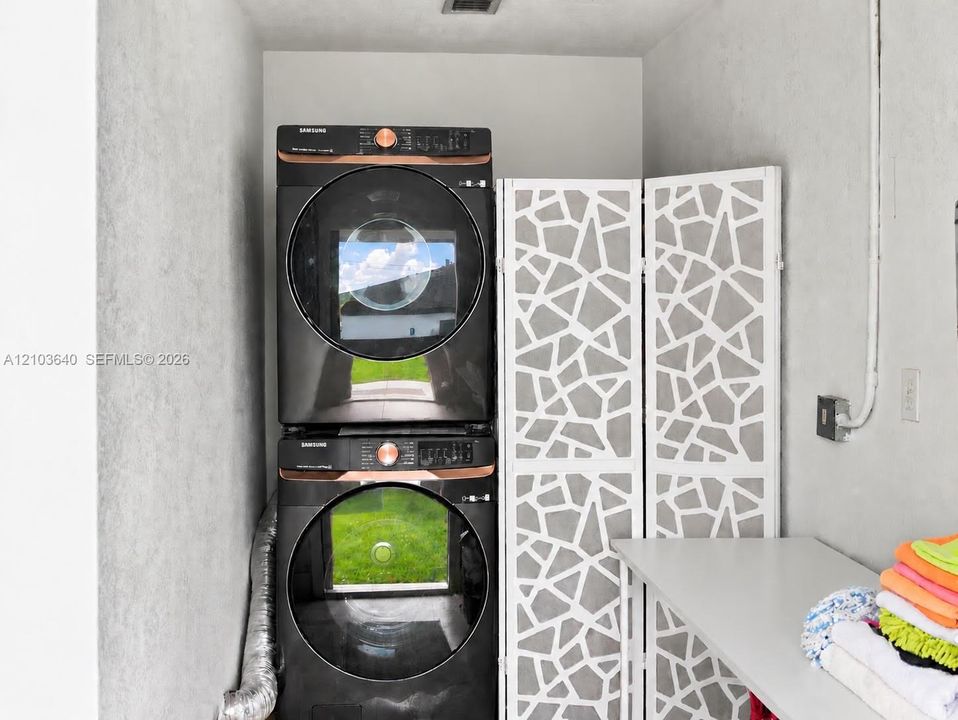 En Venta: $589,000 (3 camas, 2 baños, 1200 Pies cuadrados)