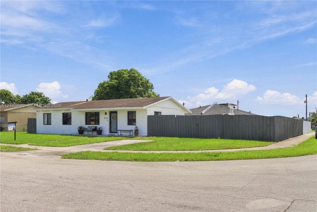 En Venta: $589,000 (3 camas, 2 baños, 1200 Pies cuadrados)