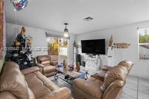 En Venta: $639,000 (5 camas, 3 baños, 2526 Pies cuadrados)