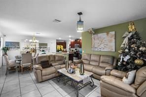 En Venta: $639,000 (5 camas, 3 baños, 2526 Pies cuadrados)
