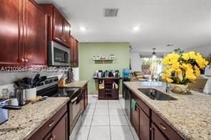 En Venta: $639,000 (5 camas, 3 baños, 2526 Pies cuadrados)