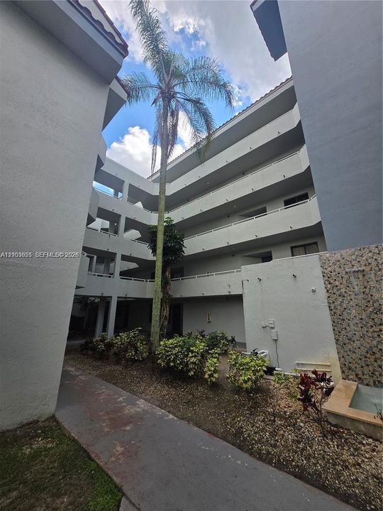 For Rent: $2,050 (2 beds, 2 baths, 1132 Square Feet)