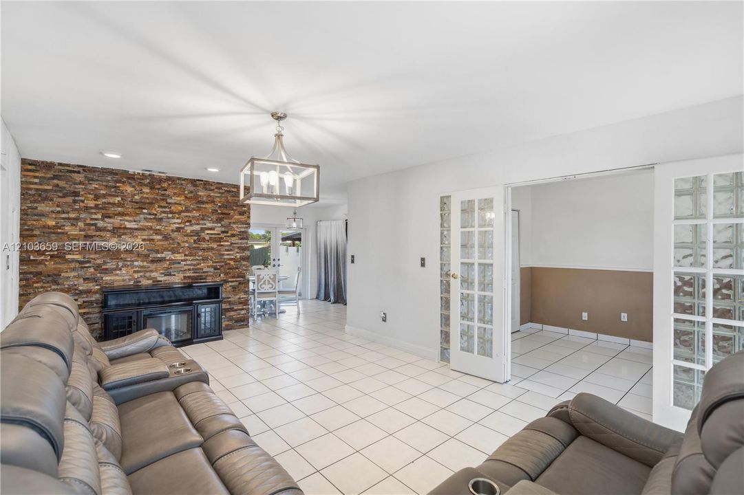 En Venta: $545,000 (3 camas, 1 baños, 1015 Pies cuadrados)