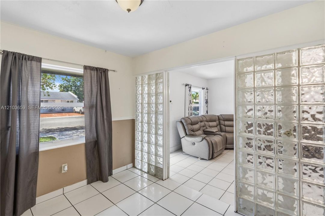 En Venta: $545,000 (3 camas, 1 baños, 1015 Pies cuadrados)