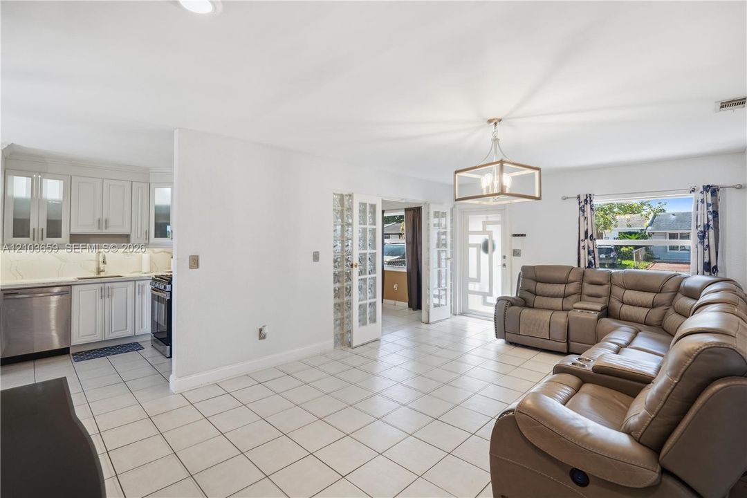 En Venta: $545,000 (3 camas, 1 baños, 1015 Pies cuadrados)