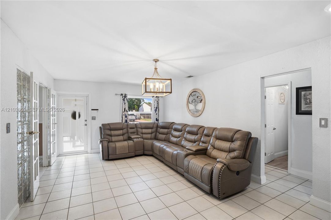En Venta: $545,000 (3 camas, 1 baños, 1015 Pies cuadrados)