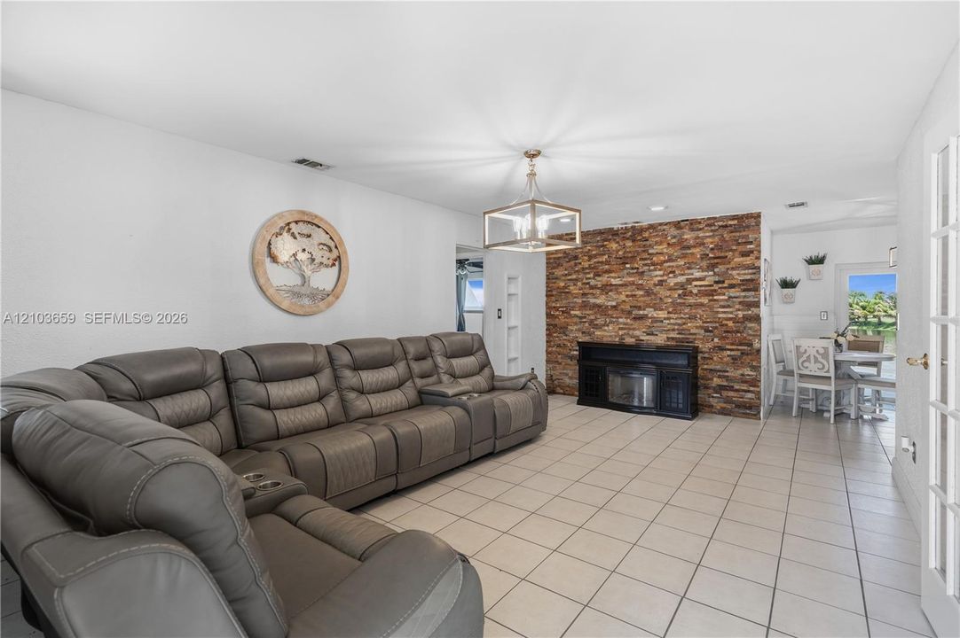 En Venta: $545,000 (3 camas, 1 baños, 1015 Pies cuadrados)